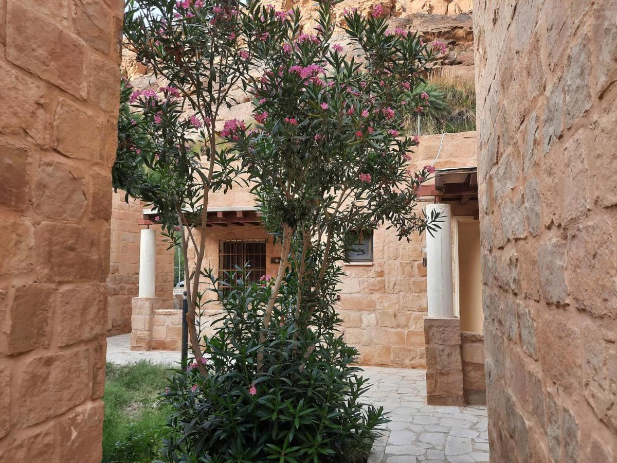 Afra Hot Springs Chalets At-Tafilah Buitenkant foto