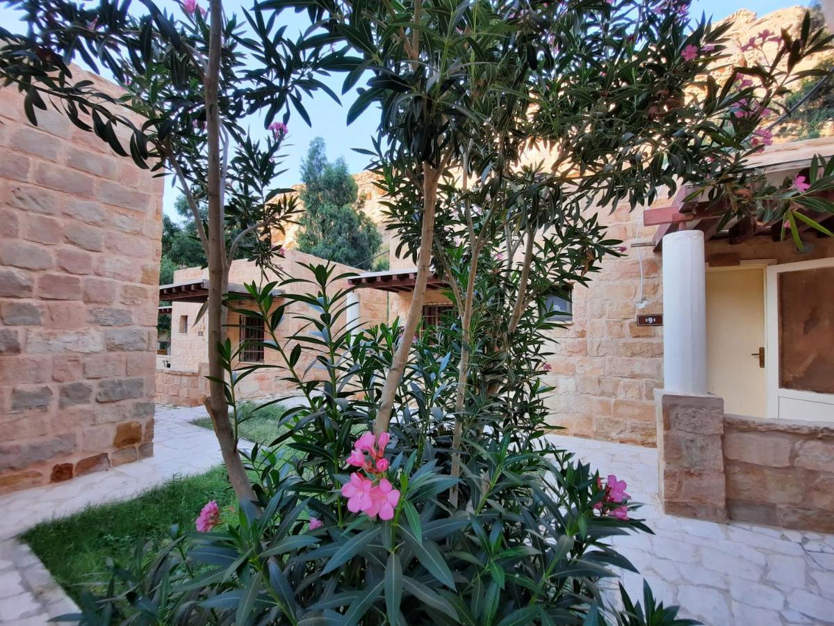 Afra Hot Springs Chalets At-Tafilah Buitenkant foto